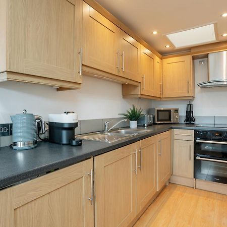 Starhost Residences - Central 3 Bed Apartment At Regents Court, Newbury Newbury  Kültér fotó
