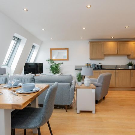 Starhost Residences - Central 3 Bed Apartment At Regents Court, Newbury Newbury  Kültér fotó