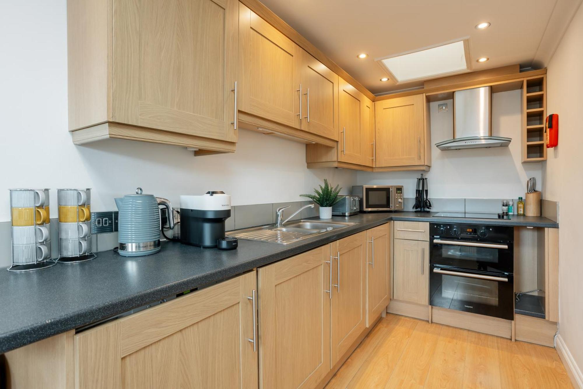 Starhost Residences - Central 3 Bed Apartment At Regents Court, Newbury Newbury  Kültér fotó