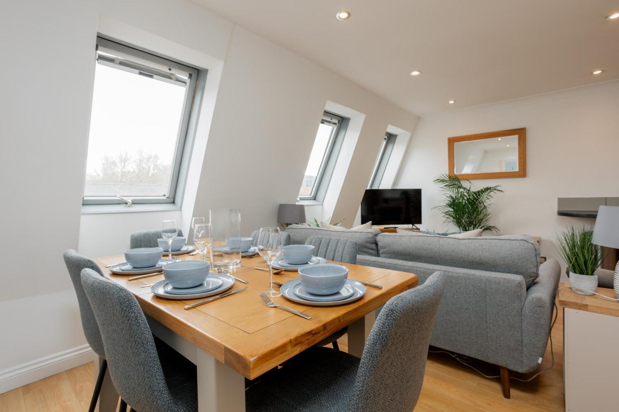Starhost Residences - Central 3 Bed Apartment At Regents Court, Newbury Newbury  Kültér fotó