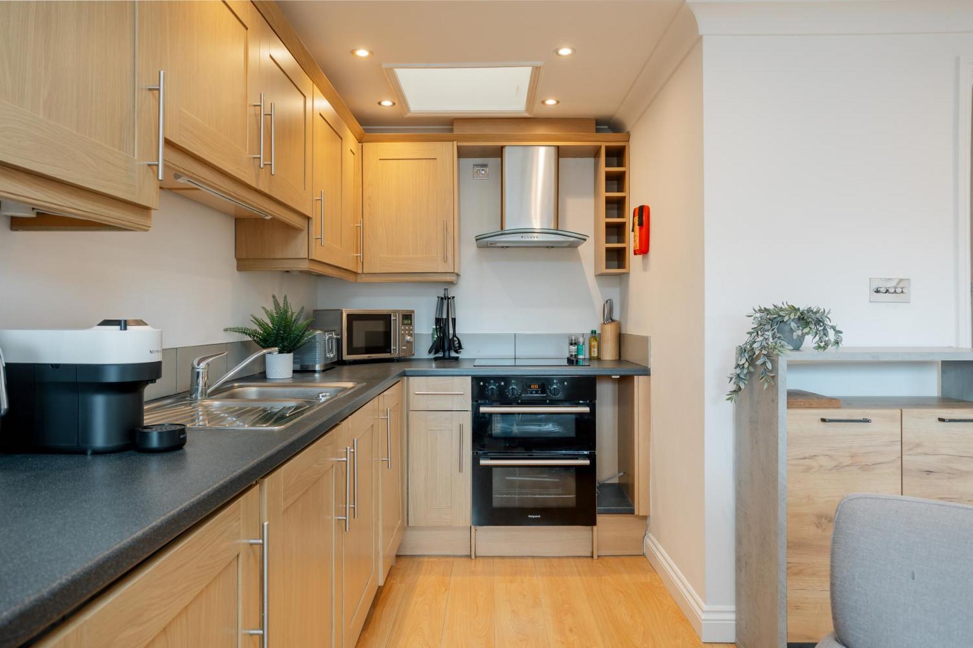 Starhost Residences - Central 3 Bed Apartment At Regents Court, Newbury Newbury  Kültér fotó